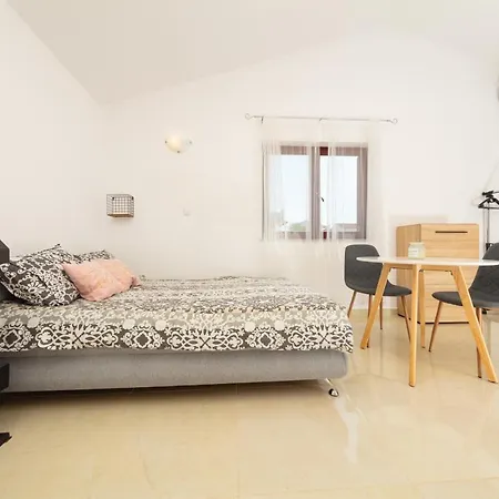 Lili Apartman *