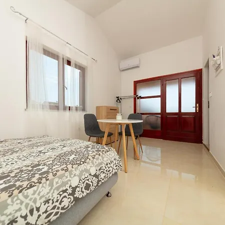 Lili Apartman *